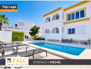 Tolle freistehende Villa mit Carport und Pool